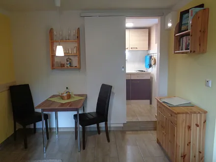 Wohn-Schlafraum mit kleiner separater Küche