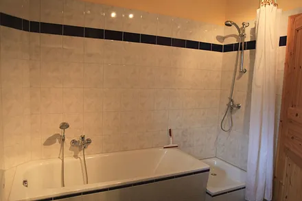 Badezimmer mit Dusche und Badewanne, Blick auf die Ostsee