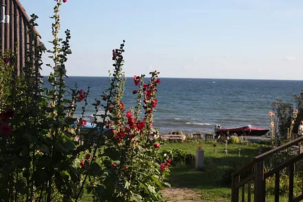 Blick von Ihrem Terrassenaufgang zur Ostsee, die hier ein beliebtes Anglerparadies ist. Wer Glück hat, fängt eine der begehrten Meerforellen!