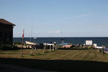 Hier sehen Sie den Blick auf die Ostsee vom Gebäude aus