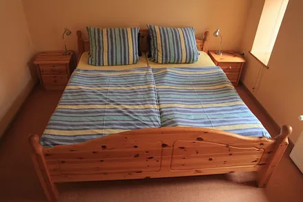 Schlafraum mit Doppelbett und Nachtschränken, 4-türiger Kleiderschrank und Stellplatz für ein Kinderbett