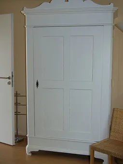 ein alter Bauernschrank