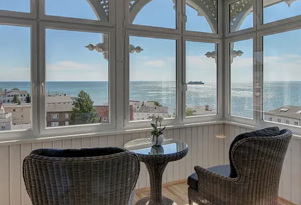 Verglaster Ostbalkon mit traumhaftem Blick auf die Ostsee und die Altstadt