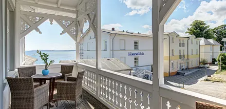 Zweiter Balkon zur Landseite mit seitlichem Meerblick. Ideal zum sonnigen Kaffeetrinken am Nachmittag. Zugang über den Hausflur