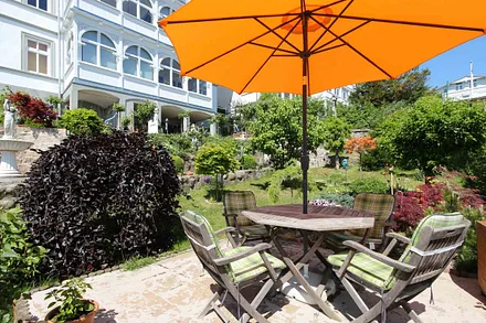 Garten mit Strandkorb und sonniger Terrasse