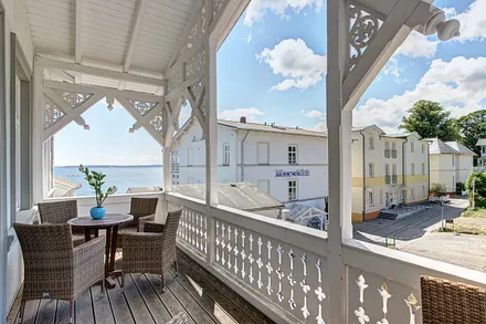 Offener Balkon zur Landseite. Ideal zum sonnigen Kaffeetrinken am Nachmittag. Zugang über Hausflur