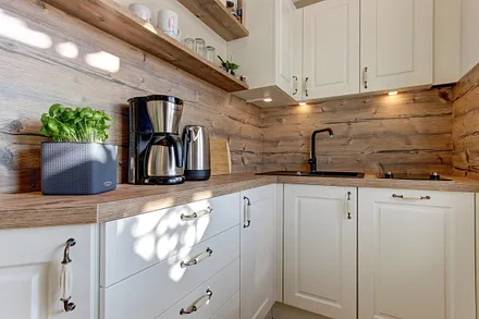 Küche mit Spülmaschine, Backofen und Gefrierfach