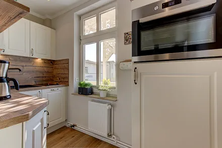 Küche mit Spülmaschine, Backofen und Gefrierfach