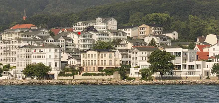 Villa Fernsicht (Meerseite) in der Altstadt von Sassnitz. Im Hintergrund der Nationalpark Jasmund
