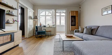 Wohnzimmer mit Zugang zum Balkon, Schlafzimmer und Flur