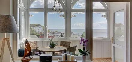 Wohnzimmer mit Zugang zum Balkon, Schlafzimmer und Flur