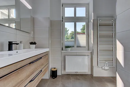 Tageslichtbad mit Regendusche