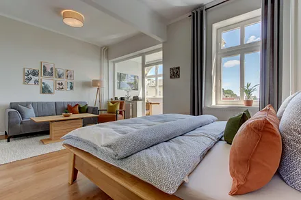 Wohn-Schlafzimmer mit Meerblick