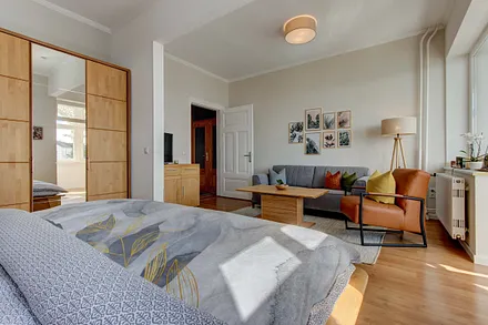 Wohn-Schlafzimmer mit Meerblick