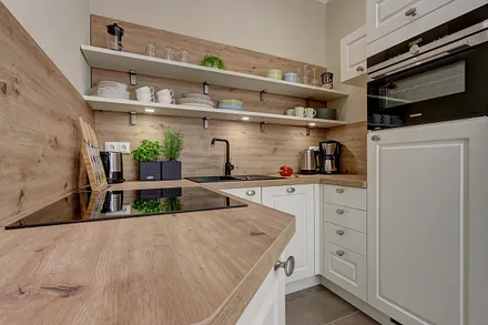 Küche mit Induktionsfeld, Spülmaschine und Gefrierfach