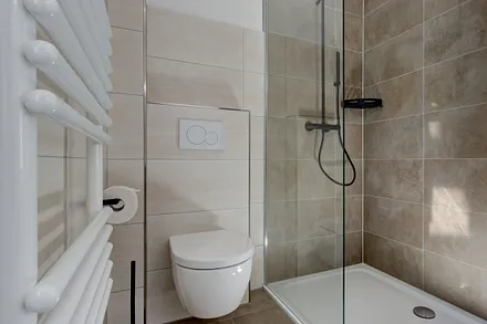 Tageslichtbad mit Regendusche