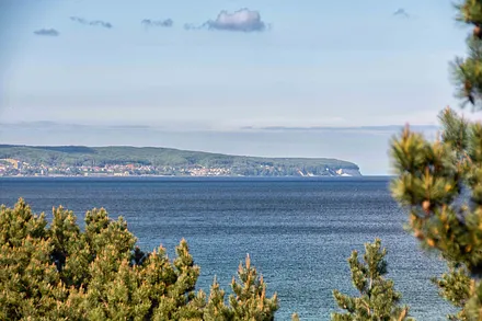Blick auf die Hafenstadt Sassnitz und den Beginn der Kreideküste