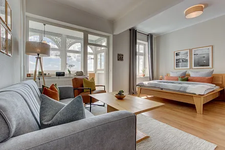 Wohn-Schlafzimmer mit Meerblick