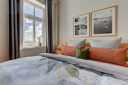 Wohn-Schlafzimmer mit Meerblick