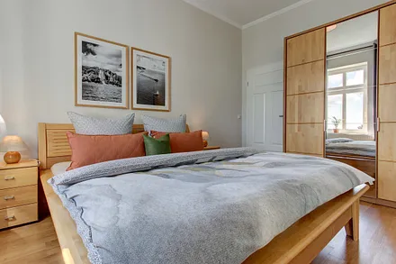 Wohn-Schlafzimmer mit Meerblick