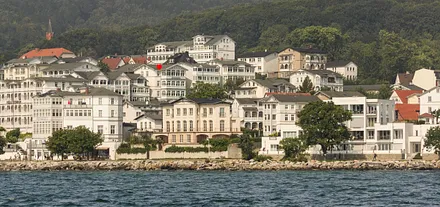 Blick von der Ostsee auf die Altstadt und die Villa Fernsicht. Im Hintergrund der Nationalpark