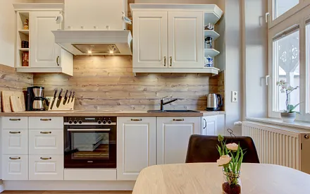 Separate Küche mit Spülmaschine, Backofen und Gefrierfach