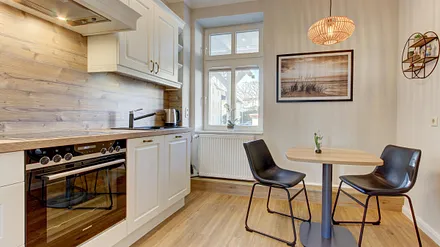 Separate Küche mit Spülmaschine, Backofen und Gefrierfach