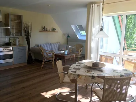 Esstisch und Wohnbereich