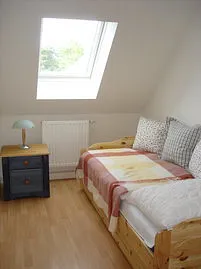 Kleines Zimmer mit ausziehbarem Tandembett