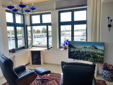 Wohnzimmerfenster mit praktischen, individuell einstellbaren Jalousien