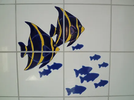 Bad in maritimem Design - Fliesen mit Fischmotiv