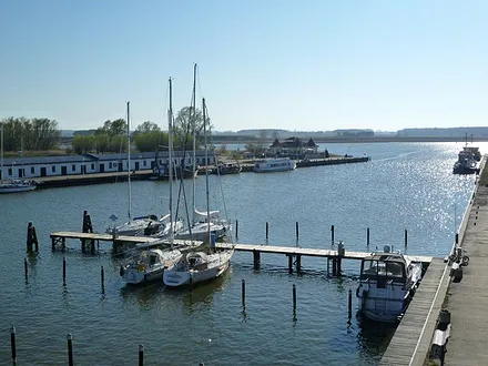 Panoramablick auf den Segelhafen und die unbebauten Peenewiesen von allen Fenstern