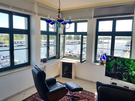 Einzigartiger Platz - direkte Wasserlage am malerischen Yachthafen