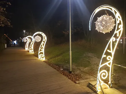 Entdecken Sie über Weihnachten und Silvester viele besondere Lichtinstallationen in allen Seebädern. Inselglitzern auf Usedom.