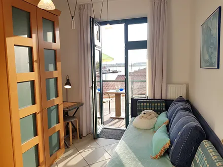 2. Schlafzimmer, mit Zugang zum Balkon, Ausblick in die Natur und aufs Wasser