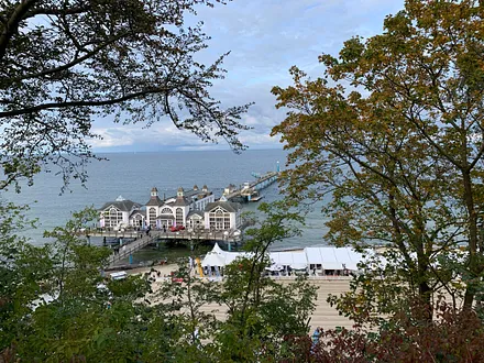 Poloturnier am Strand im Panorama der Selliner Seebrücke
