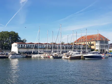 Außenansicht - Lage unmittelbar am Wasser, maritimes Ambiente