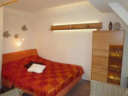 Komfortables Doppelbett mit motorischer Verstellung, Vitrine und Wandboard aus Echtholz mit LED Beleuchtung