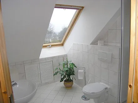 Geräumiges, helles Bad mit Dusche, WC