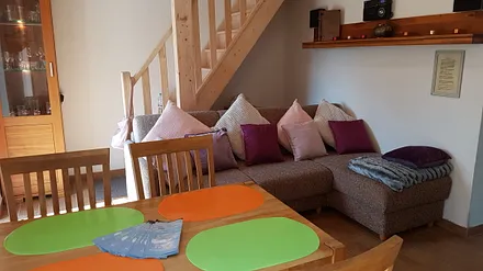 Wohnzimmer mit der Treppe nach oben.