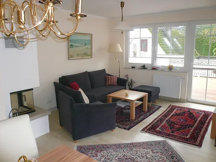 Wohnzimmer mit Kamin (links), Leseleuchte, zusätzliche Fußbodenheizung,rechts hinten Zugang zur großen Dachterrasse, Fliegengitter