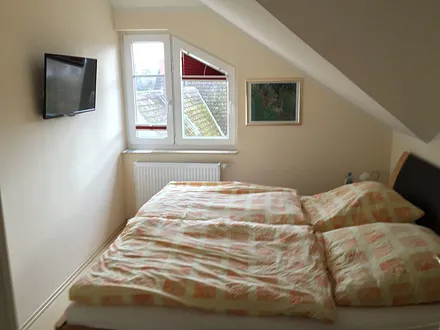 Elternschlafzimmer, links 80 cm Flachbildfernseher (FullHD)