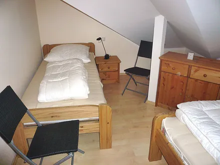 Kinderzimmer mit 2 separaten Betten, hochwertigem Lattenrost (Stiftung Warentest: gut); Außenfenster nicht zu sehen