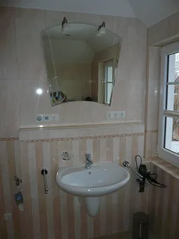 Bad im Schlafgeschoss - Waschbecken, Rasierspiegel, Badradio, Fön, rechts das Außenfenster
