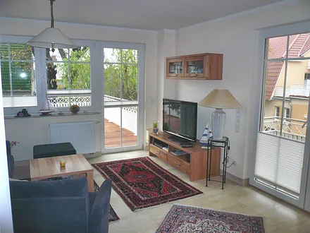 Sitzecke und Schrankwand mit großem 102 cm Flachbildfernseher (FullHD). Stereoanlage mit DVD-Player, Radioteil und CD-Player.