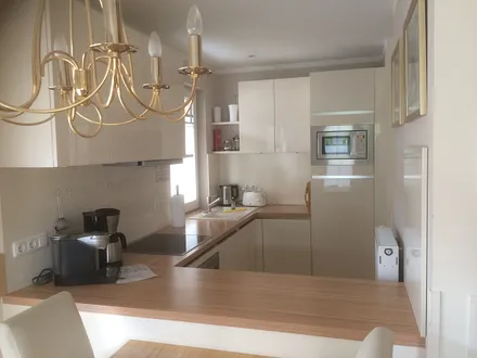 Küche mit leisem Geschirrspüler, Herd mit Ceranfeld, Backofen, Ablufthaube, Mikrowelle, Kaffeemaschine, Kaffeepad-Automat, Toaster, Wasserkocher, Kühlschrank, Gefrierf., Küchenfenster m. Fliegengitter