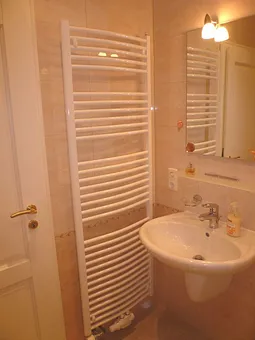 Bad im Wohngeschoss mit Waschbecken, Fußbodenheizung, Handtuchwärmer, Außenfenster (nicht zu sehen) 