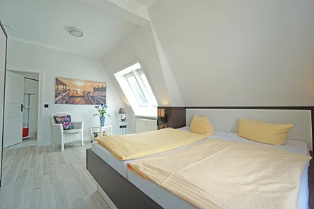 Schlafzimmer mit Doppelbett