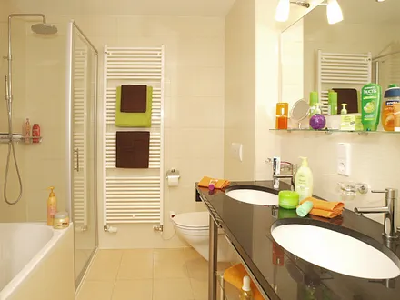 Bad mit Dusche & Wanne