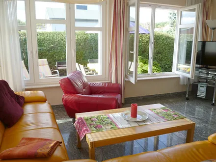 Gemütliche Ledergarnitur, Sat-TV mit Flat-TV